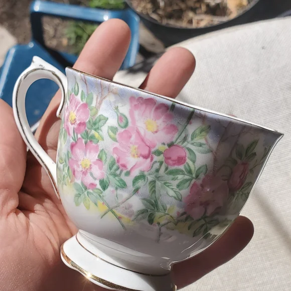 Royal Albert Gold and Floral Teacup Set - Picture 10 of 13